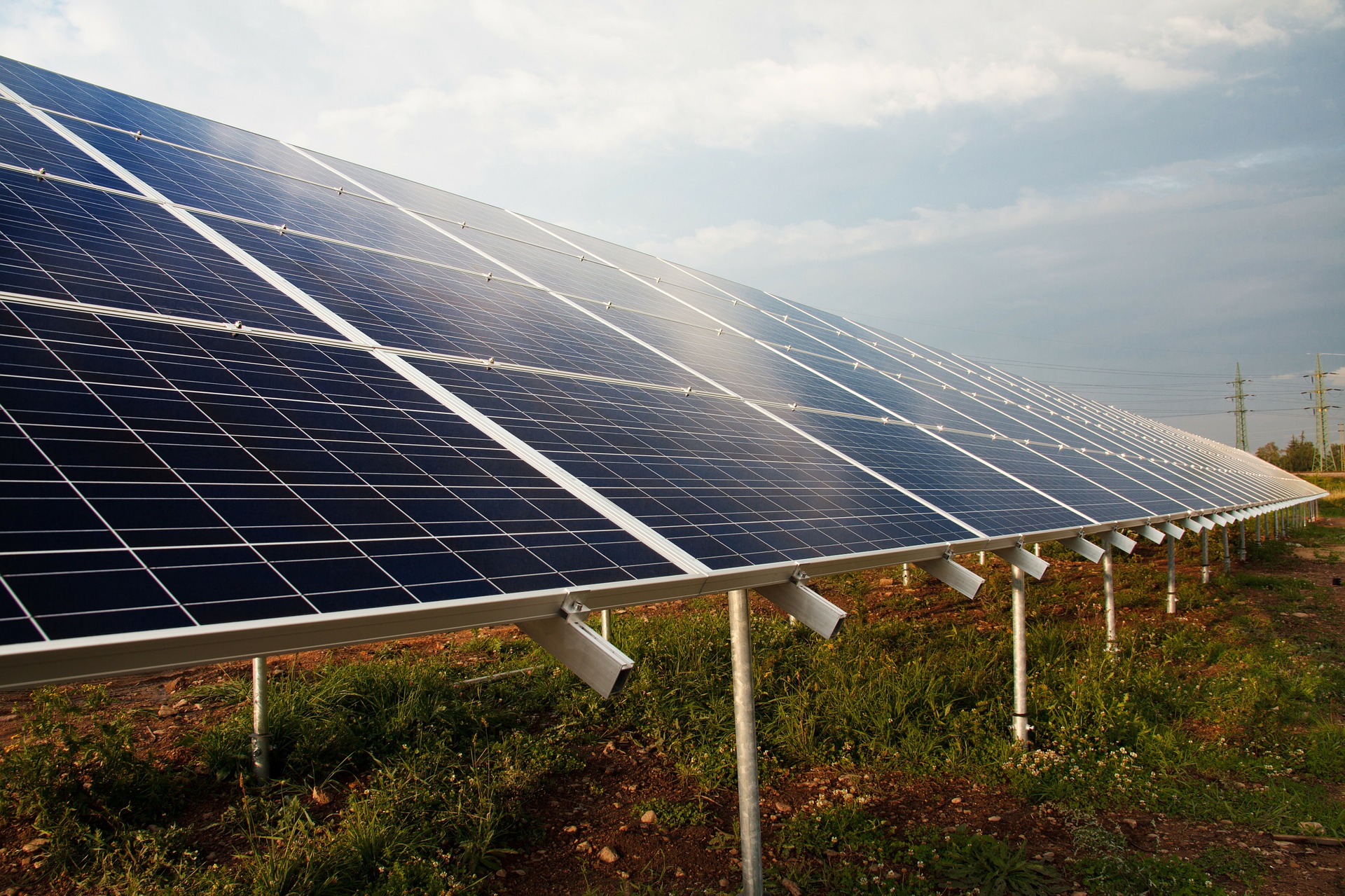 Číňan vynalezl solární panely, které umí generovat energii i ve tmě |  Zajímej.se