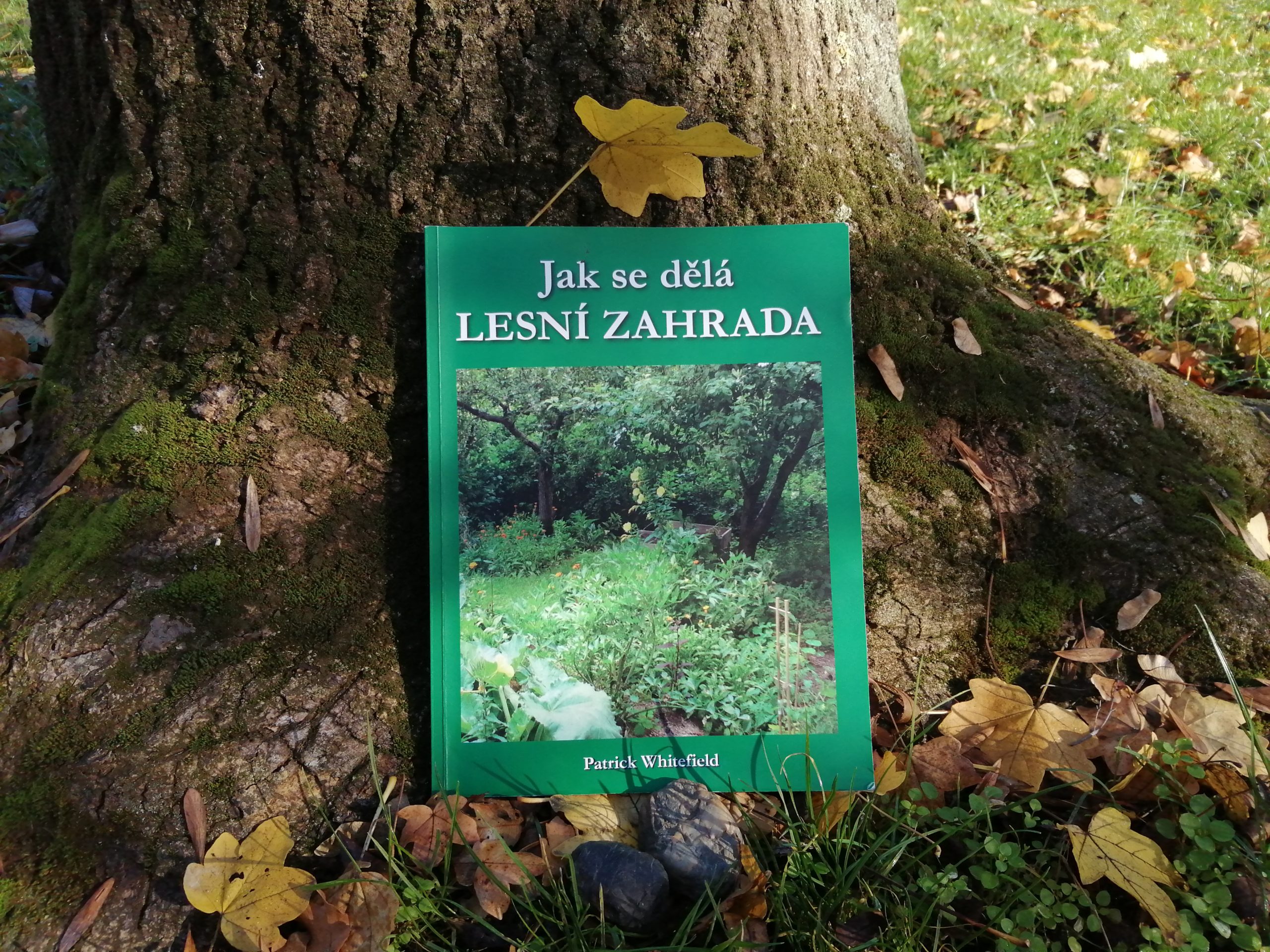 Knihu Jak se dělá lesní zahrada vydalo nakladatelství Kompost Press spolku Permakultura (CS) v roce 2020. Zdroj: zajimej.se